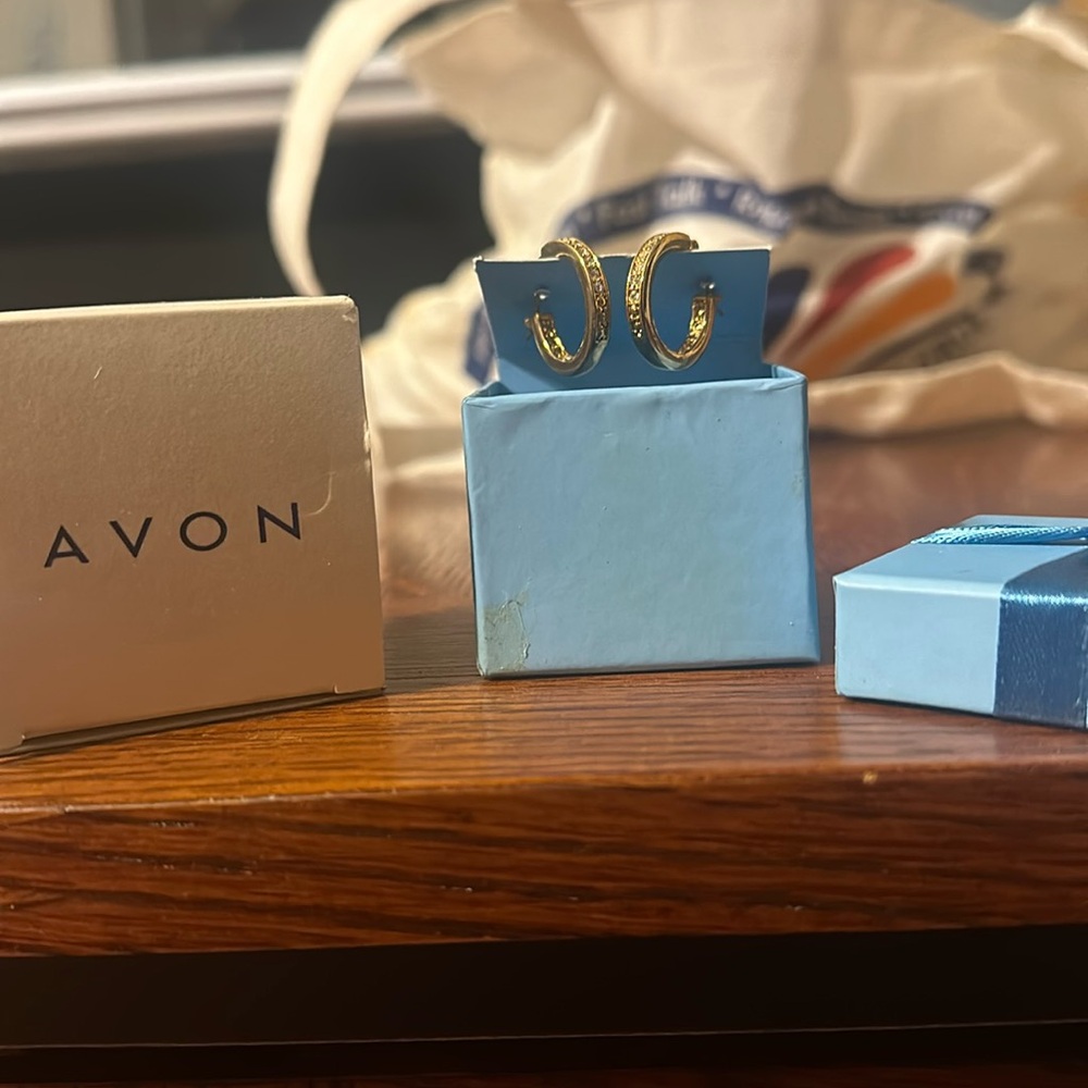 2003 Vintage Avon hoops with gift box and original packaging included